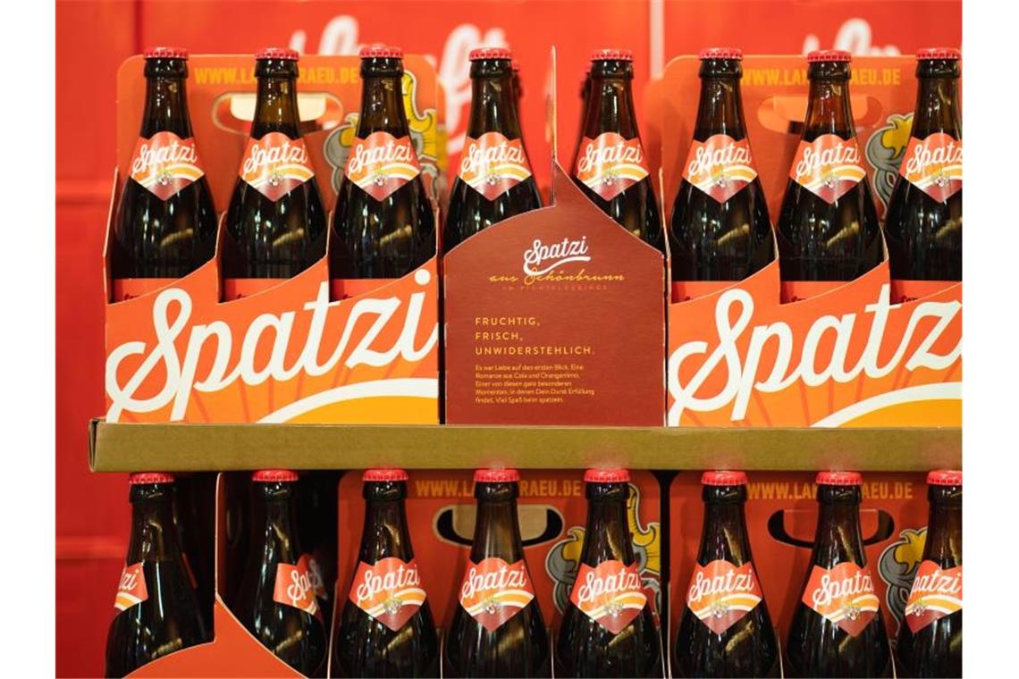 Flaschen des Cola-Mix "Spatzi" stehen im Shop der Brauerei "Lang-Bräu" in Wunsiedel. Foto: Nicolas Armer/dpa