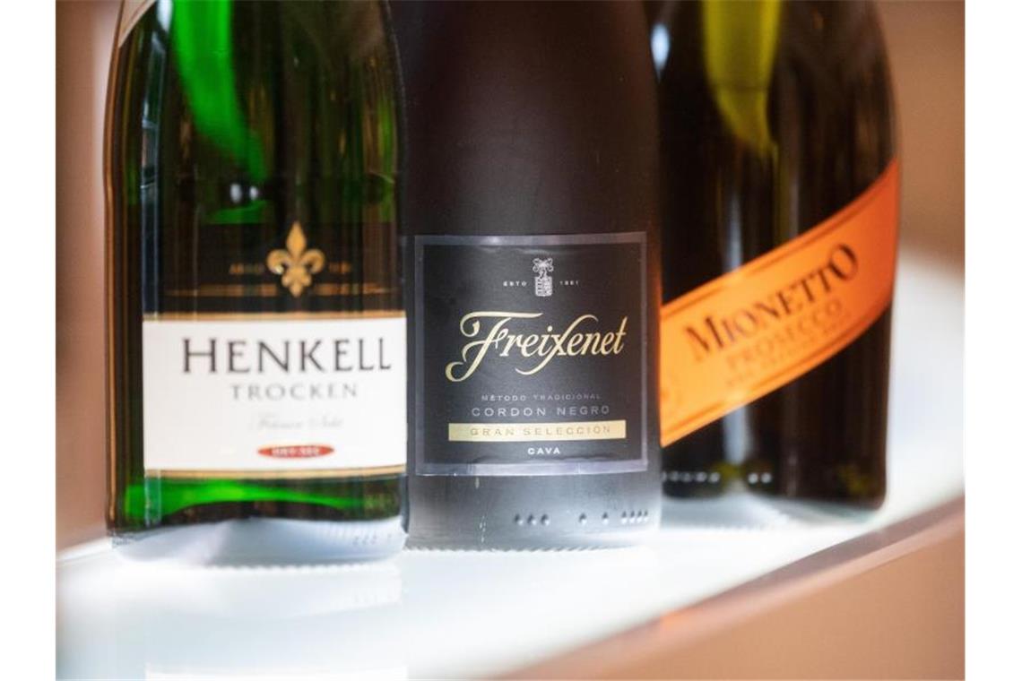 Flaschen von Henkell Trocken, Freixenet Cordon Negro und Mionetto Prosecco stehen in der Henkell & Co. Sektkellerei. Foto: Sebastian Gollnow/dpa