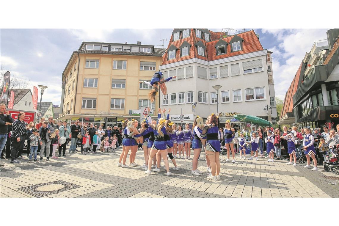 Flashmob vor der Volksbank: Die Gruppe „Wild Thing Cheerleading“ zeigte ihr Können vor den Augen vieler Zuschauer.