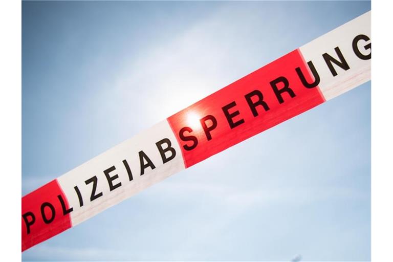 Flatterband mit der Aufschrift „Polizeiabsperrung“. Foto: Matthias Balk/Archivbild