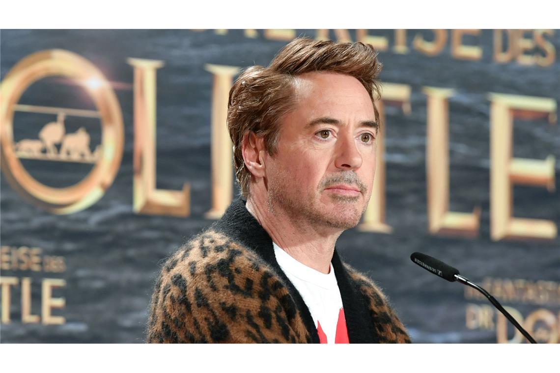 Oh lala: Der Leo-Look ist wieder da - warum? Flauschig: Robert Downey Jr. im Animal-Print-Jäckchen in Berlin im Januar 2020.