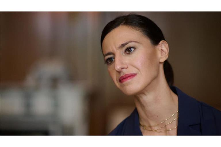 Flavia Zaka, Juristin und Ehefrau des baden-württembergischen Ministerpräsidenten Özdemir, nimmt an einem Gespräch mit der Deutschen Presse-Agentur (dpa) teil.