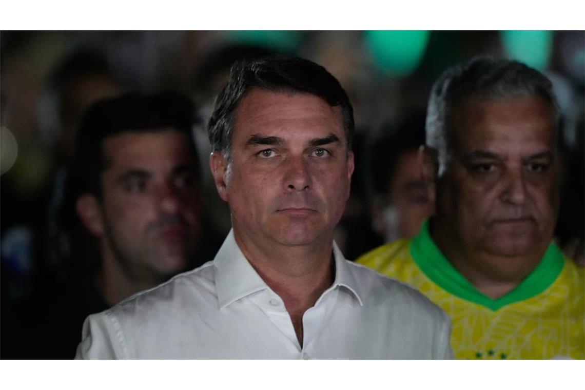 Flavio Bolsonaro auf einer Veranstaltung in der Wahlnacht. Er erhielt 48,2 Prozent der Stimmen, Präsident Lula 51,8 Prozent.