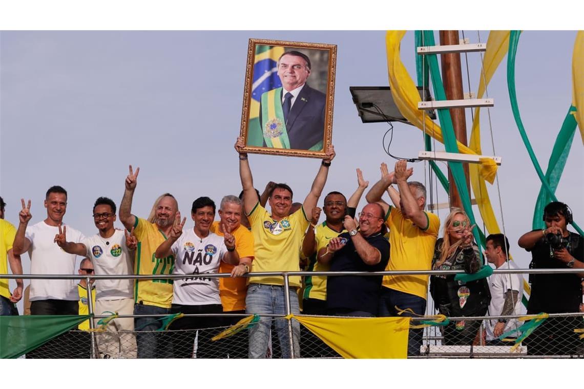 Flavio Bolsonaro mit einem Porträt seines Vaters, Jair Bolsonaro, der derzeit wegen eines versuchten Putsches im Gefängnis sitzt.