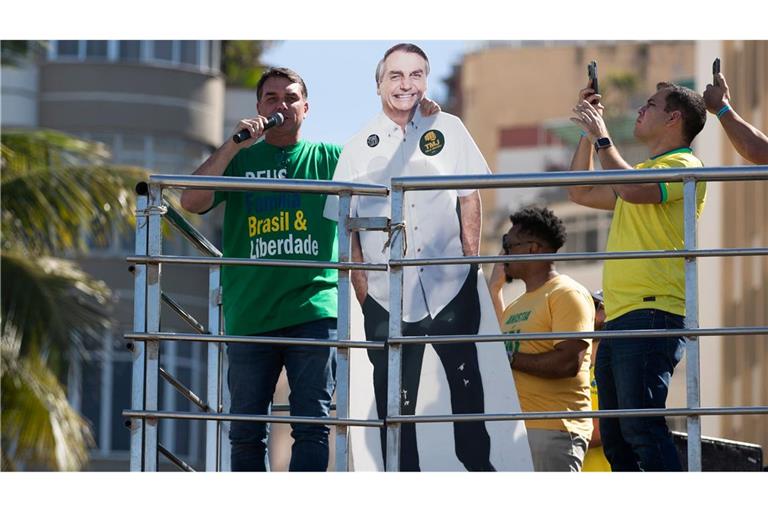 Flavio Bolsonaro stellte seinen Vater über Lautsprecher kurz zu den Demonstrierenden durch.