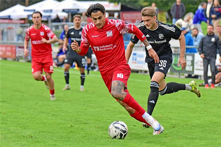 Flavio Santoro (am Ball) hat gegen Essingen Gelb-Rot gesehen und ist daher heute Abend im Pokal gesperrt. Foto: Tobias Sellmaier