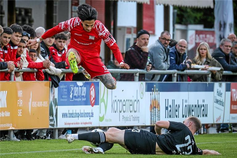 Flavio Santoro (in Rot) und die TSG Backnang wollen in Oeffingen die nächste Pokalhürde nehmen. Foto: Alexander Becher