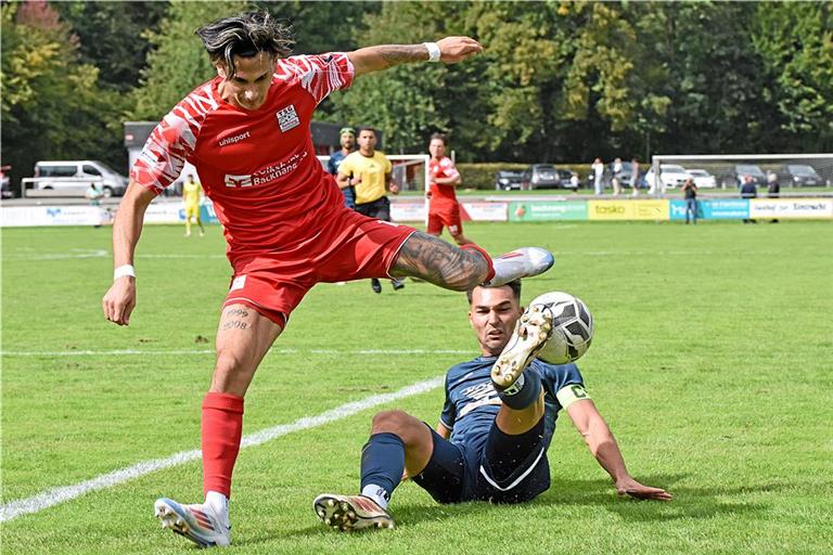 Flavio Santoro (links) hat einen Elfmeter rausgeholt und selbst verwandelt sowie das 2:2 vorbereitet. Archivfoto: Tobias Sellmaier