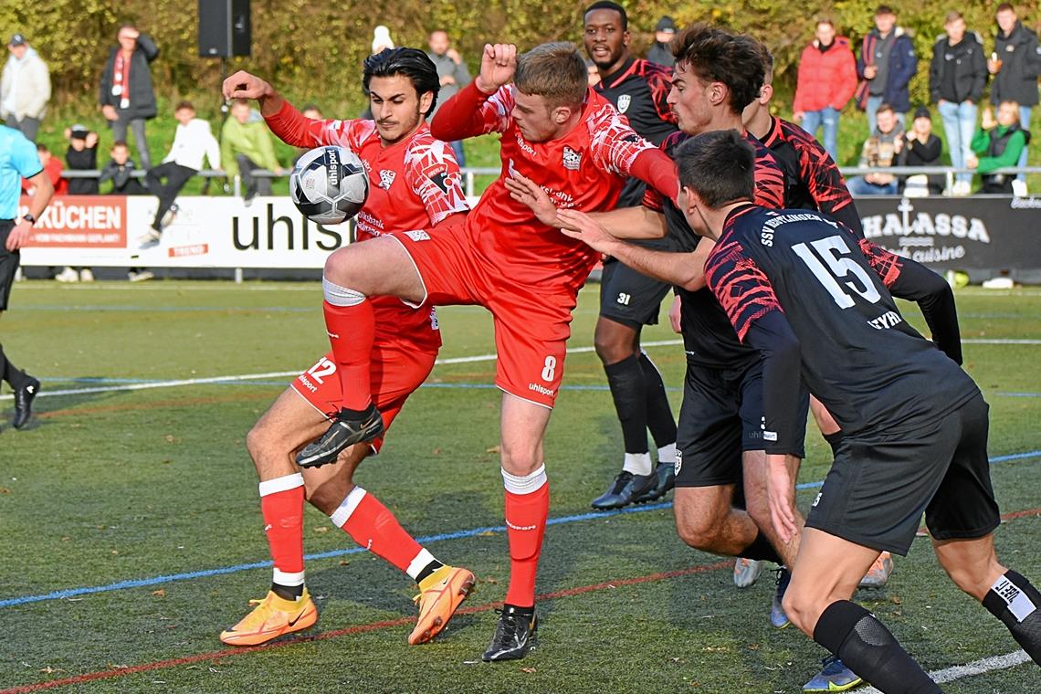TSG Backnang enttäuscht im Heimspiel Flavio Santoro (links) und Niklas Benkeser kassieren mit der TSG Backnang eine bittere Heimniederlage. Foto: Tobias Sellmaier