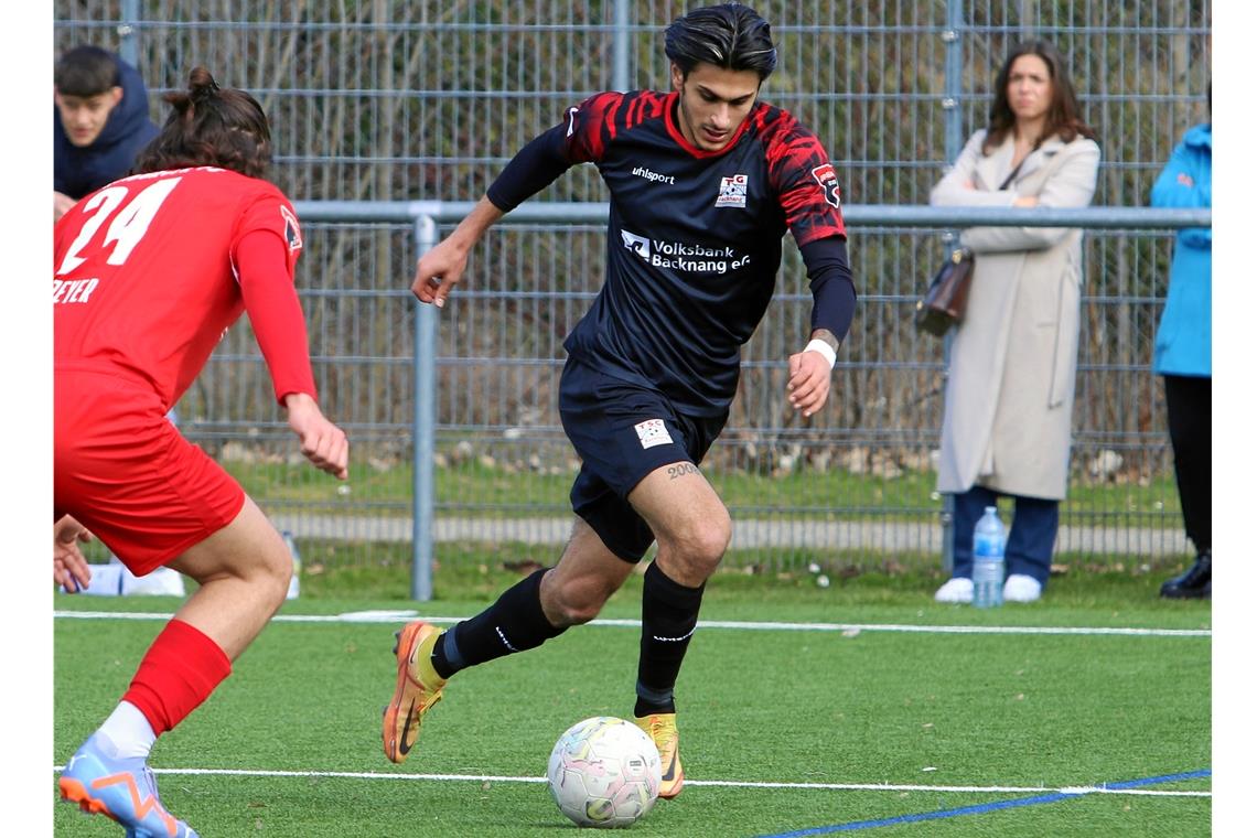 Flavio Santoro nahm mit dem Ball am Fuß immer wieder Tempo auf und stellte seine Freiburger Gegenspieler damit vor Probleme. In dieser Szene versucht Nikolas Zeyer, der Sohn von Ex-Bundesliga-Profi Andeas Zeyer, den Backnanger zu stoppen. Foto: Alexander Hornauer