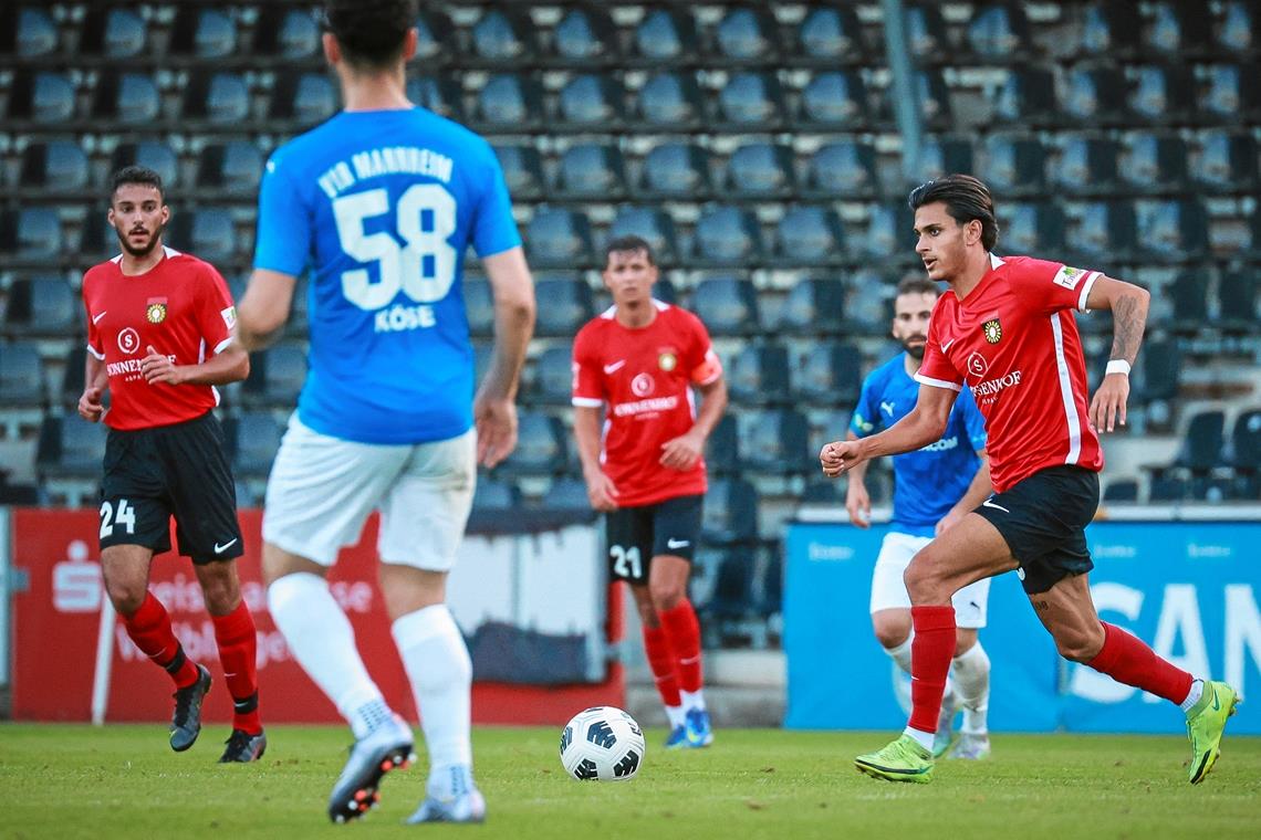 Flavio Santoro (rechts) ist vorerst für die SG Sonnenhof Großaspach am Ball. Foto: Alexander Becher