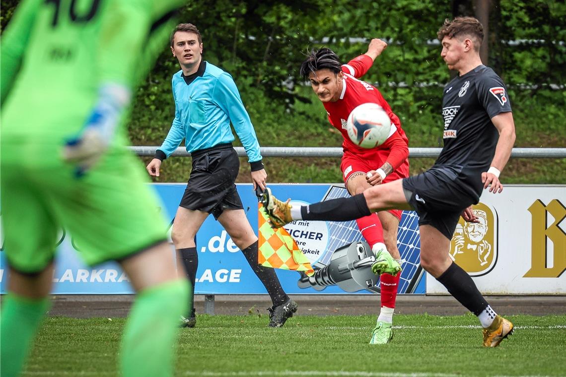 Flavio Santoro (rotes Trikot) hat für viel Wirbel in der Backnanger Offensive gesorgt. Foto: A. Becher