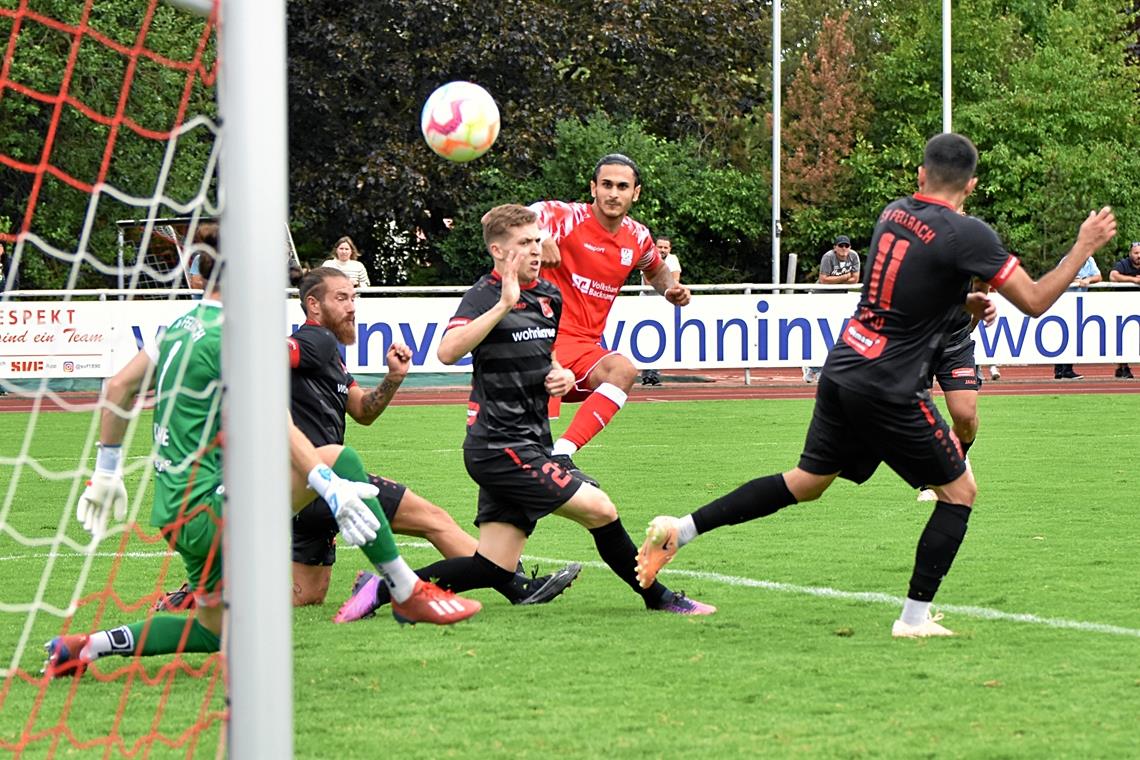 TSG Backnang beweist beim SV Fellbach den längeren Atem Flavio Santoro setzt diesen Schuss etwas zu hoch an, der Offensivspieler hat vorher aber schon das 1:0 für die TSG erzielt. Foto: Tobias Sellmaier