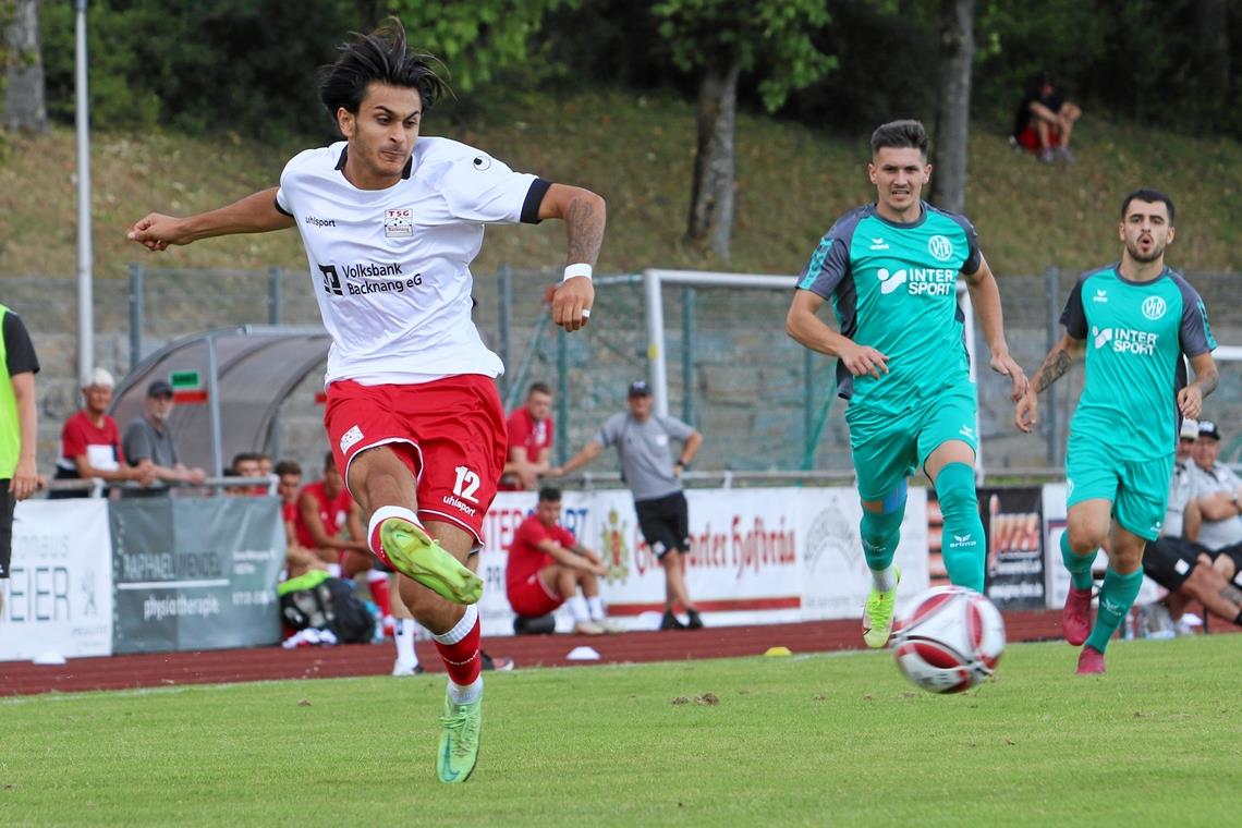TSG Backnang: David Pfeiffer hält den Ball recht flach Flavio Santoro soll in einer Offensive ohne den bisherigen Torjäger Mario Marinic zu einem Backnanger Trumpf werden. Foto: Alexander Hornauer