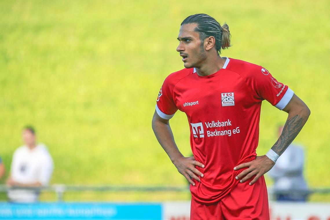 TSG Backnang: Stark ersatzgeschwächt und ohne Chance Flavio Santoro stand mit der arg ersatzgeschwächten Backnanger Elf gegen den Titelfavoriten Freiberg auf verlorenem Posten.Foto: A. Becher