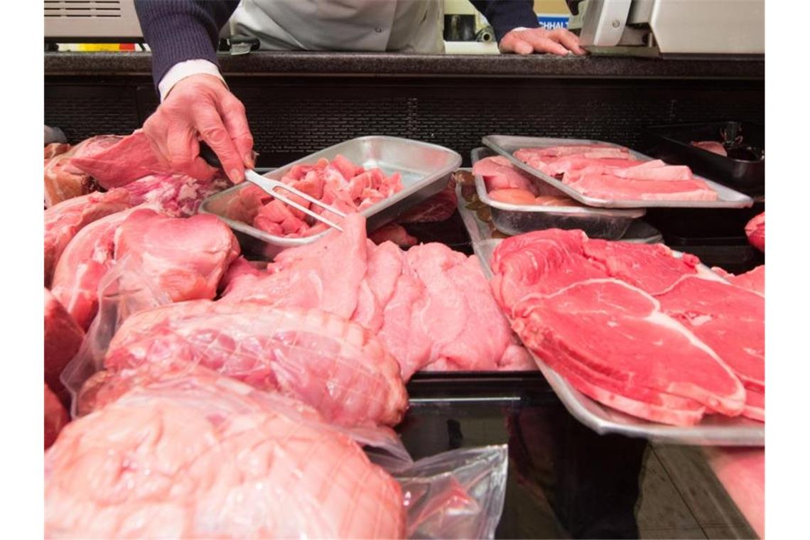 Fleisch liegt in der Auslage in einem Supermarkt. Foto: Armin Weigel/dpa