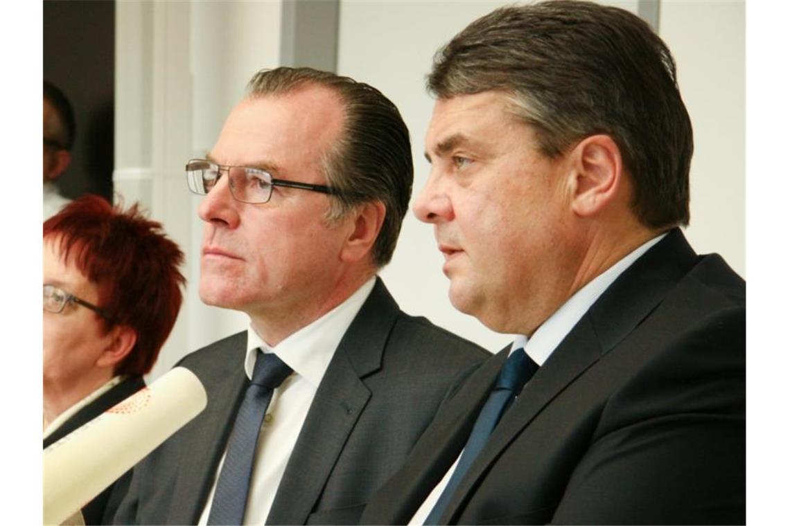 Fleischfabrikant Clemens Tönnies zusammen mit dem damaligen Bundeswirtschaftsminister Sigmar Gabriel im Februar 2015. Foto: ---/dpa