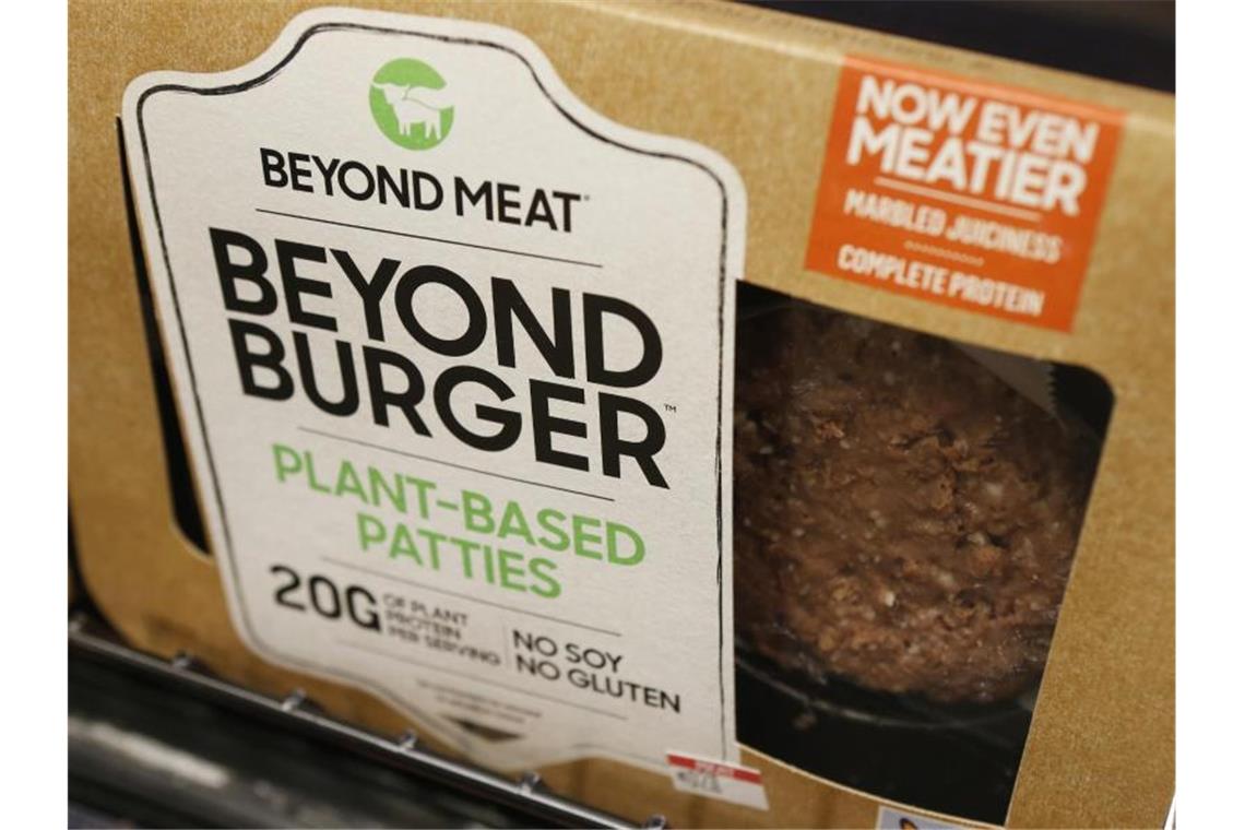 Beyond Meat verbucht weiter starke Geschäftszuwächse Fleischlose Burger-Patties von Beyond Meat liegen in einem Lebensmittelgeschäft. Foto: Steve Helber/AP/dpa
