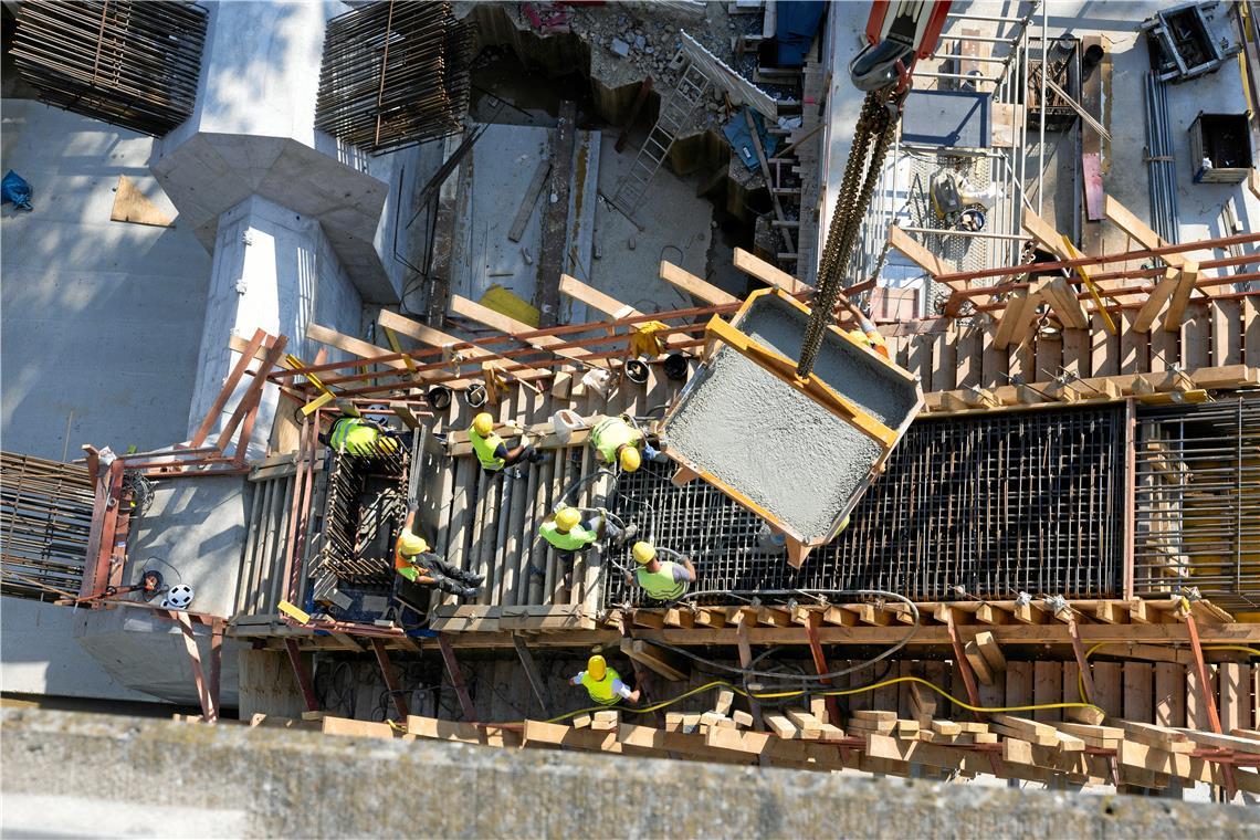 Fleißige Handwerker beim Betonieren.