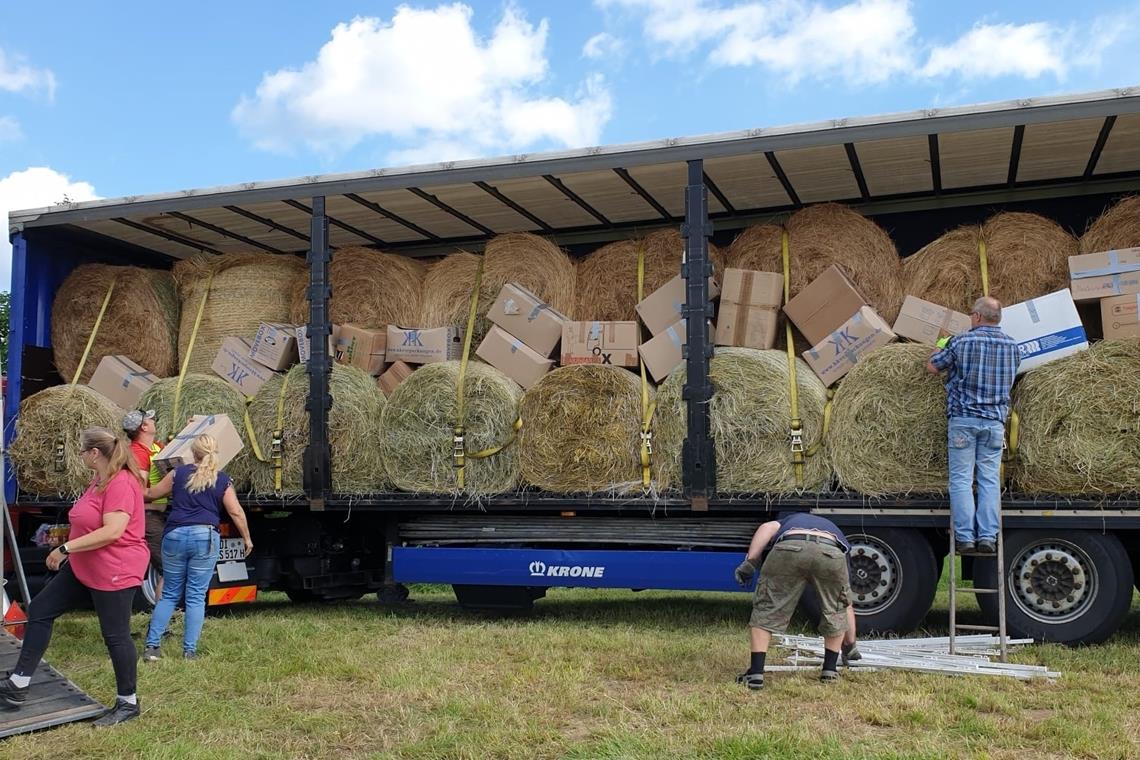 Fleißige Helfer beladen den Lastkraftwagen mit Heuballen und Futterspenden. Foto: privat