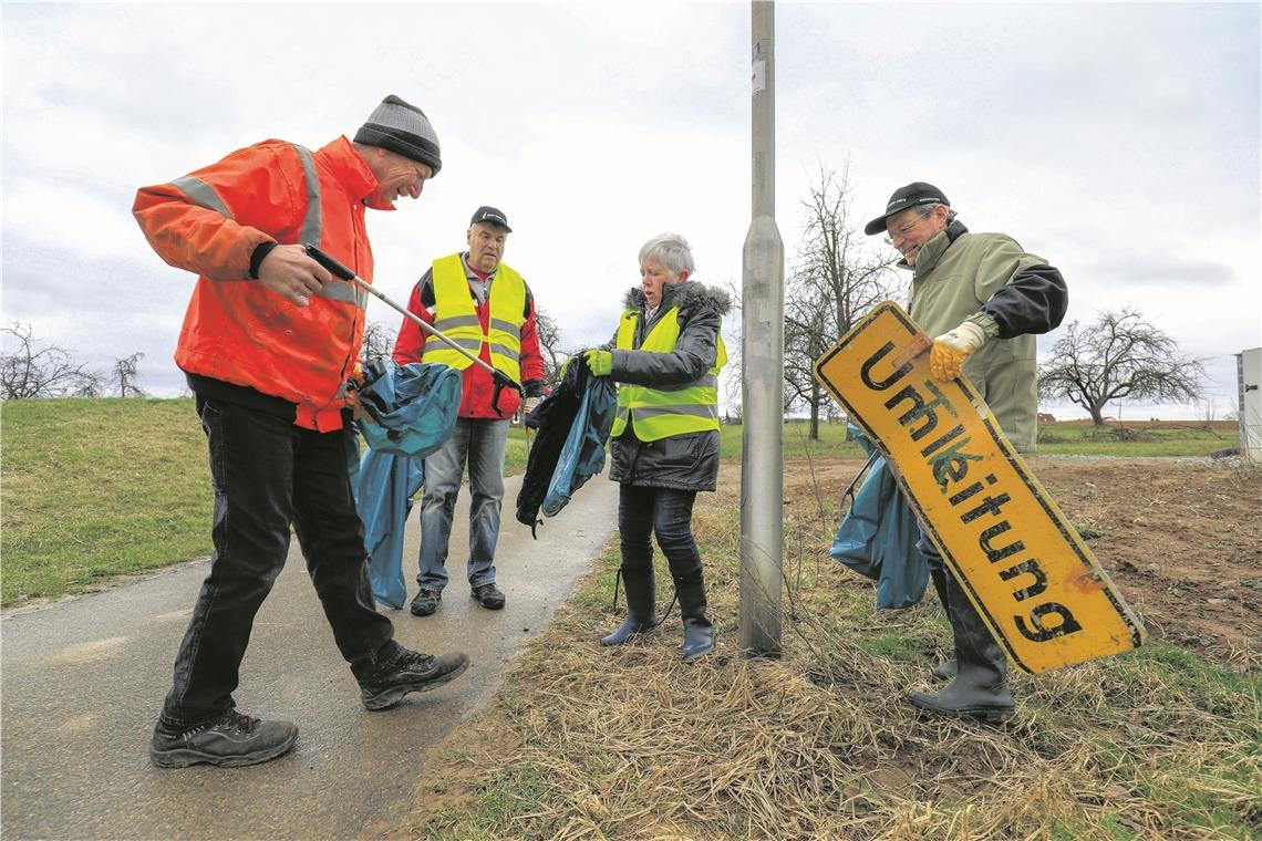 Fleißige Helfer sammeln wieder Müll ein, so wie hier bei der Flurputzete bei Backnang-Heiningen im vergangenen Jahr. Foto: A. Becher