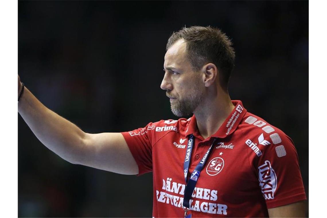 Flensburg-Handewitt will vor den Löwen bleiben Flensburg-Trainer Maik Machulla hebt den Arm. Foto: Ronny Hartmann/dpa-Zentralbild/dpa/Archivbild