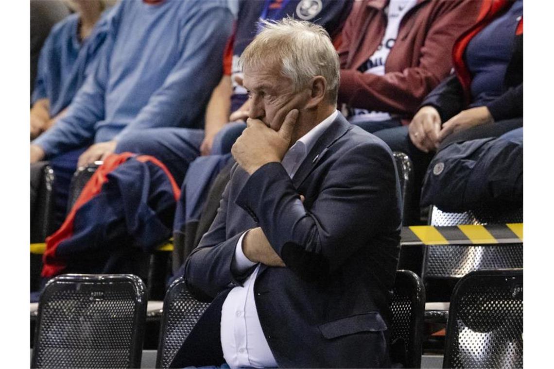 Handball-EM im Würgegriff von Corona - Sorgen in der Liga Flensburgs Geschäftsführer Dierk Schmäschke sitzt während eines Spiels der SG Flensburg-Handewitt auf der Tribüne. Foto: Frank Molter/dpa