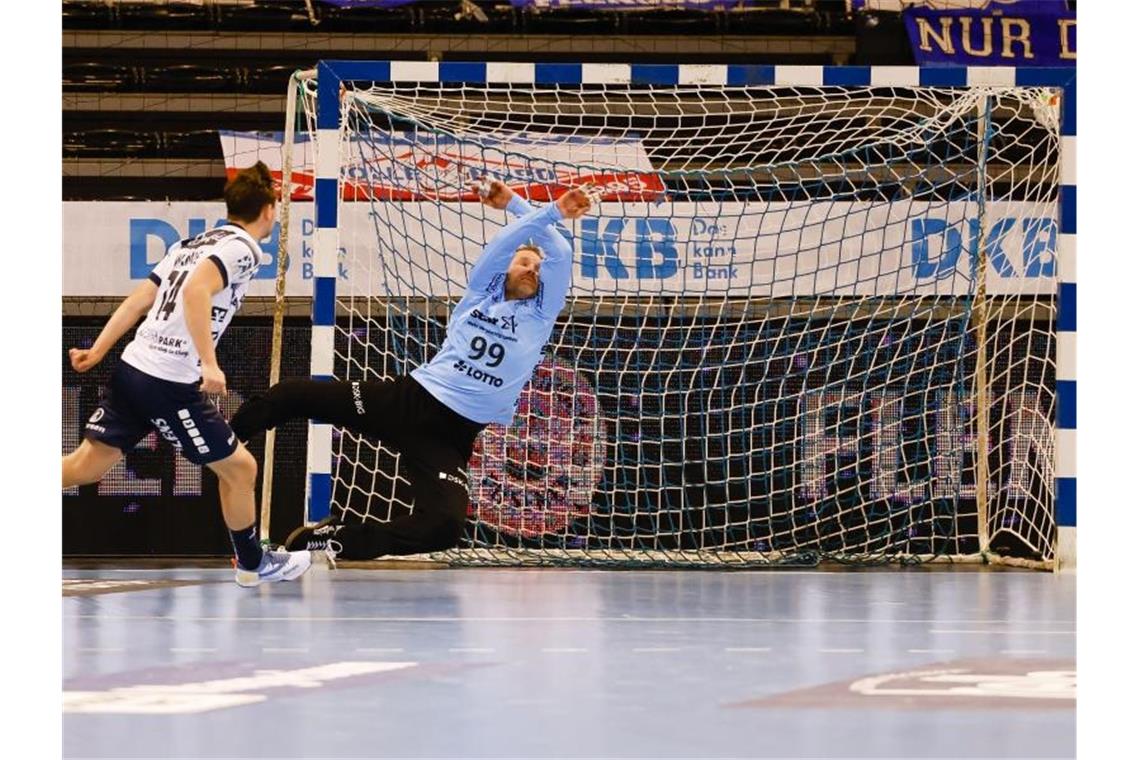 Flensburgs Handballer nach Derbysieg wieder Tabellenführer Flensburgs Hampus Wanne (l) erzielt gegen Kiels Torwart Mattias Andersson den letzten Treffer des Spiels. Foto: Frank Molter/dpa
