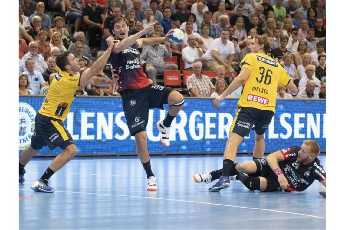 Flensburg gewinnt erstes Topspiel gegen Löwen Flensburgs Magnus Röd (M) kommt gegen die Abwehr der Löwen zum Wurf aufs Tor. Foto: Axel Heimken