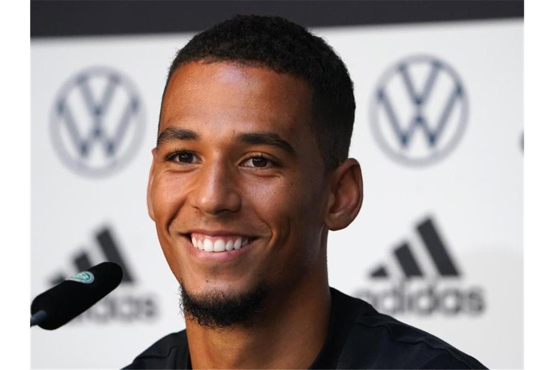 Flexibel einsetzbar und topfit: Nationalspieler Thilo Kehrer spricht auf dem Podium. Foto: Marcus Brandt/dpa