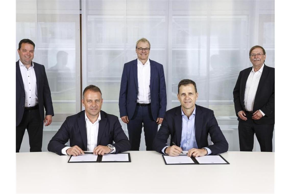 Auf Jogi folgt Hansi: Flick wird Bundestrainer Flick (2.v.l) mit DFB-Schatzmeister Stephan Osnabrügge DFB-Vize Peter Peters, DFB-Direktor Oliver Bierhoff und DFB-Vize Rainer Koch (l-r). Foto: Vera Loitzsch/DFB/dpa