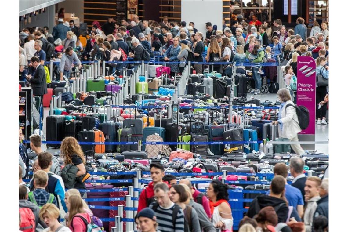 Fliegen ist so billig geworden, dass die Flughäfen unter dem Andrang der Passagiere gelegentlich kapitulieren müssen. Foto: Marcel Kusch