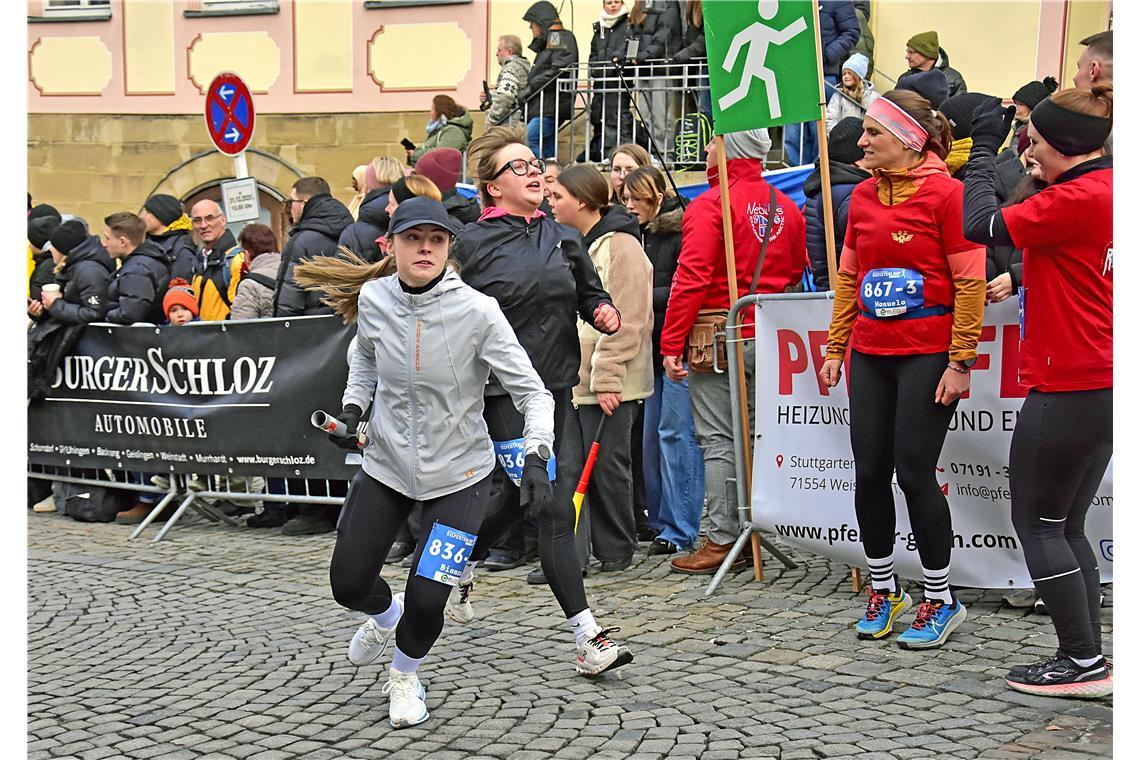 Fliegender Wechsel beim Staffelwettbewerb. Lara-Sophie gibt den Stab an Bianca w...