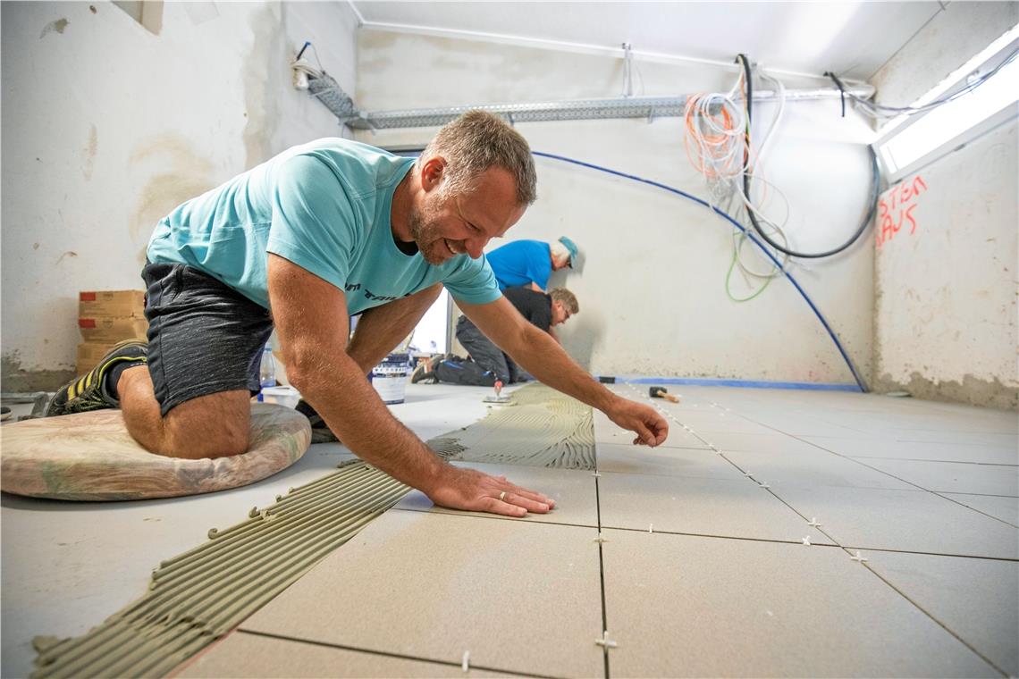 Voller Einsatz fürs Bädle Fliesen legen, Elektrik installieren oder Möbel schreinern – für alle anstehenden Arbeiten finden sich ehrenamtliche Bädleswerker. Fotos: A. Becher