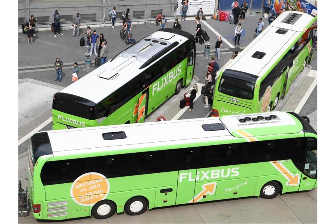 Flixbus klagt gegen Mehrwertsteuersenkung für die Bahn Flixbus will eine Mehrwertsteuersenkung auch für Fernbusse. Foto: Arne Dedert/dpa