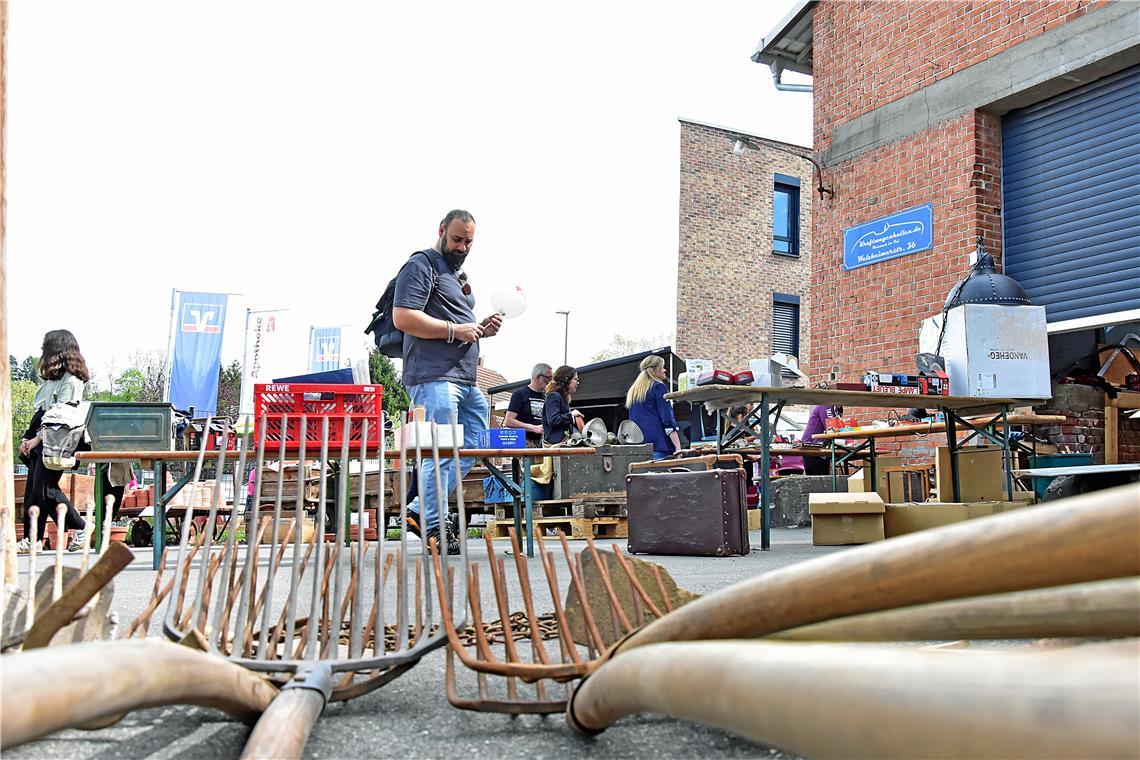 Flohmarkt in der Welzheimer Straße. Fleckaschau am 26. April 2026 in Unterweissa...