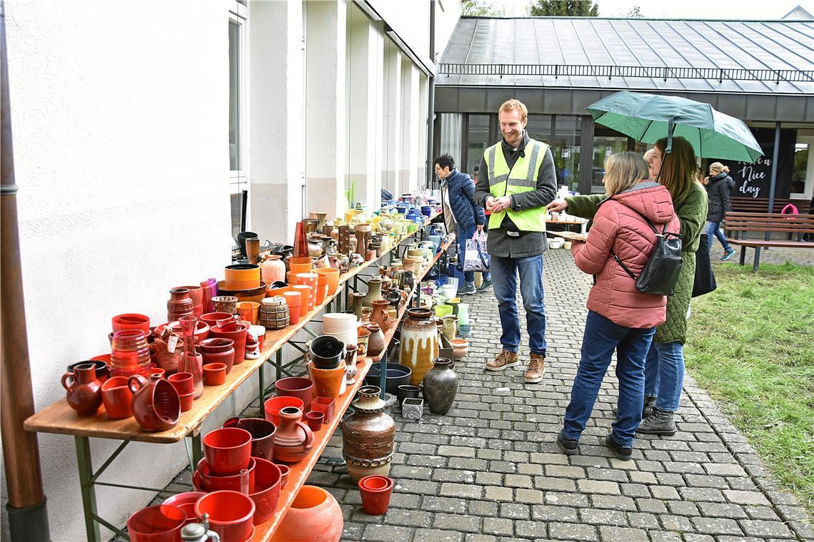 Flohmarkt in und um die evangelische Missionsschule Weissach.  20. FleckaSchau i...