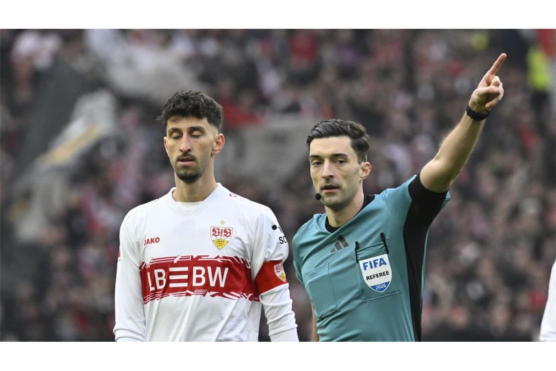 Florian Badstübner (rechts) im Februar 2026 beim Spiel des VfB (links Atakan Karazor) gegen den SC Freiburg
