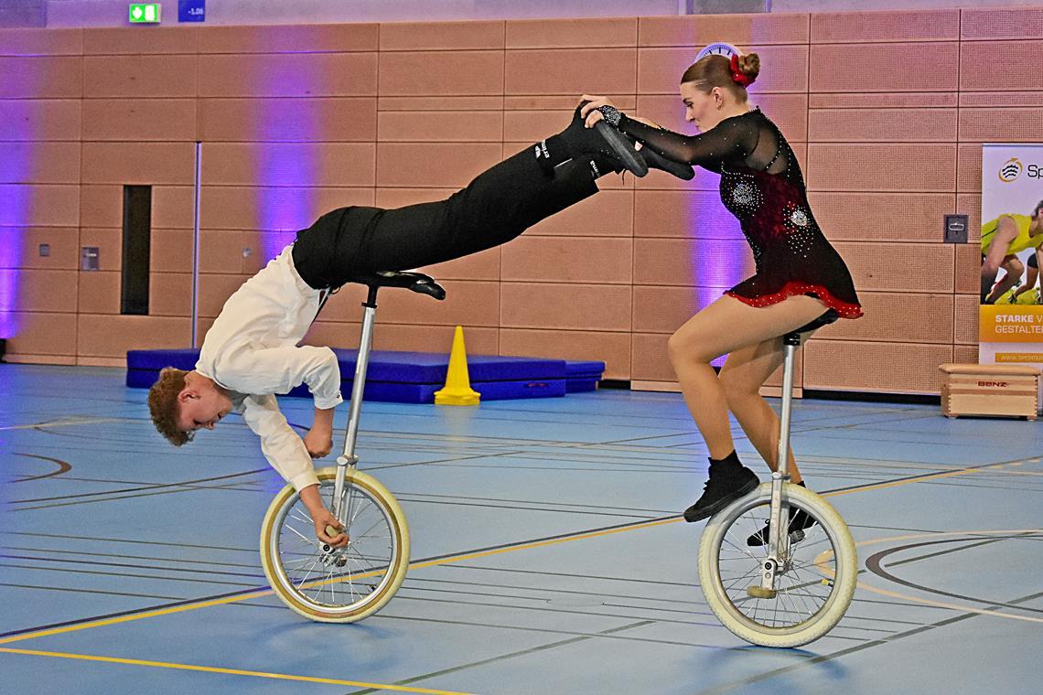 Auf die Premiere der Jugend Olympics soll ein zweites Mal folgen Florian Brecht und Annika Bischoff vom TSV Miedelsbach sind Weltmeister auf dem Einrad und begeistern das Publikum bei der Sportgala in Backnang. Foto: Tobias Sellmaier