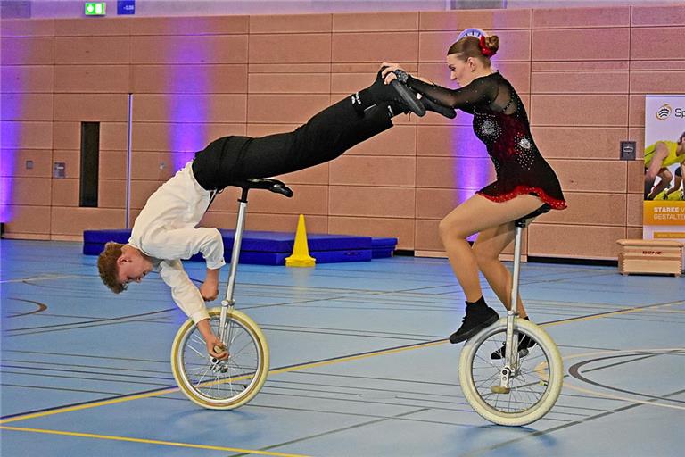 Florian Brecht und Annika Bischoff vom TSV Miedelsbach sind Weltmeister auf dem Einrad und begeistern das Publikum bei der Sportgala in Backnang. Foto: Tobias Sellmaier