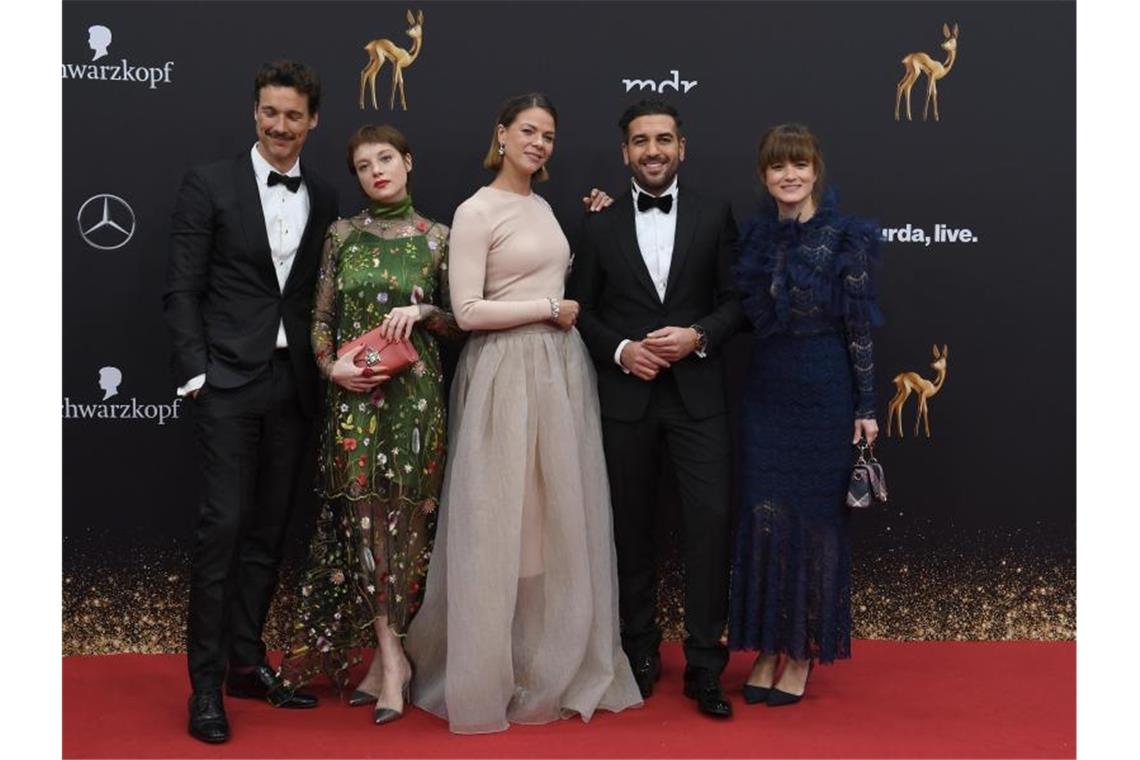 „Das perfekte Geheimnis“ als bester Film ausgezeichnet Florian David Fitz (l-r), Jella Haase, Jessica Schwarz, Elyas MBarek und Produzentin Lena Schömann. Foto: Patrick Seeger/dpa