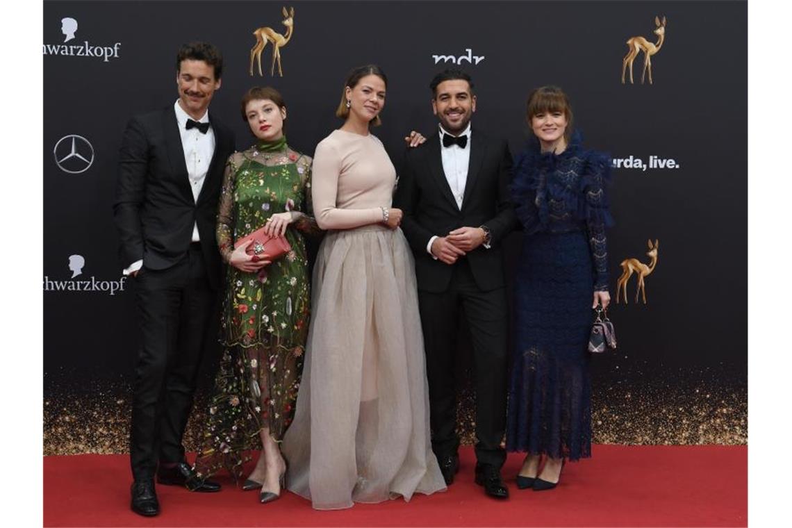 Florian David Fitz (l-r), Jella Haase, Jessica Schwarz, Elyas MBarek und Produzentin Lena Schömann. Foto: Patrick Seeger/dpa