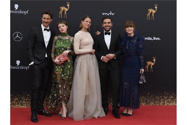 Florian David Fitz (l-r), Jella Haase, Jessica Schwarz, Elyas MBarek und Produzentin Lena Schömann. Foto: Patrick Seeger/dpa