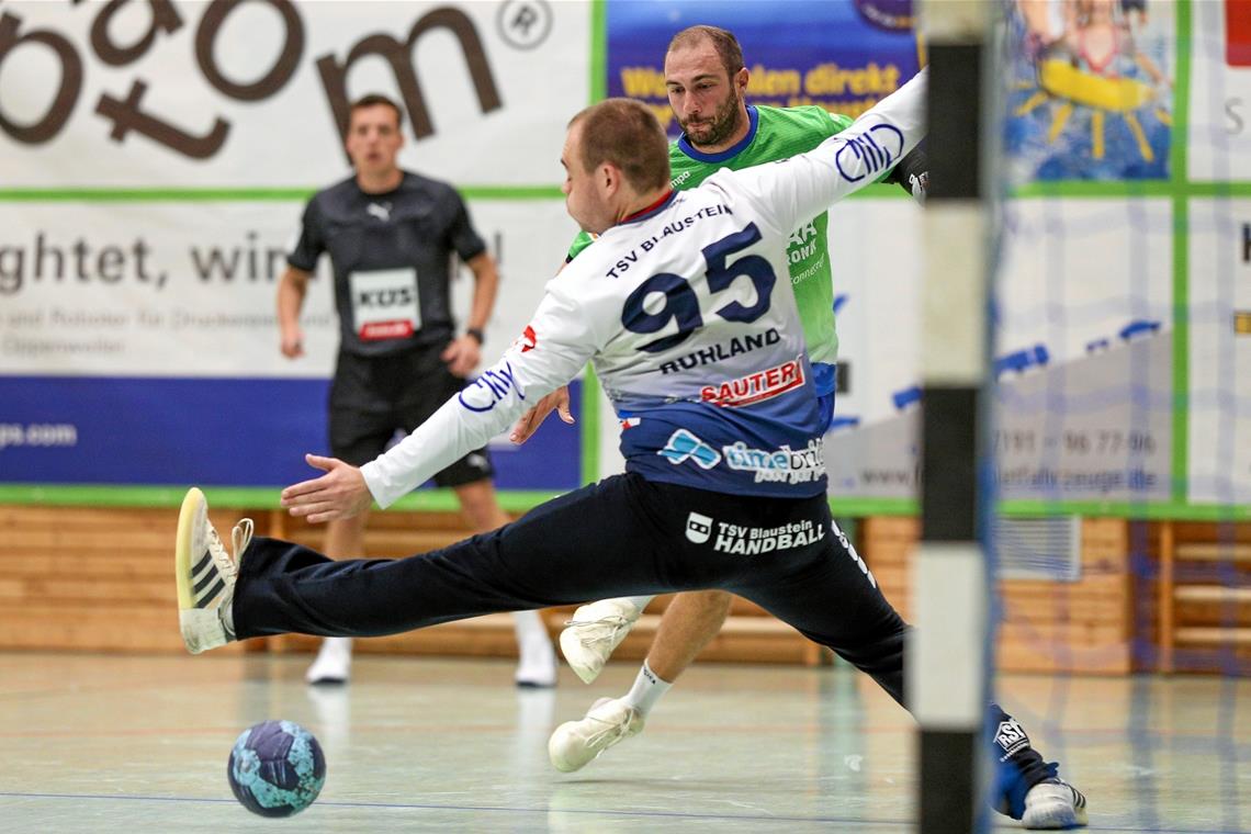 HCOB muss eine harte Nuss knacken Florian Frank (grünes Trikot) will mit dem HC Oppenweiler/Backnang das Heimspiel erfolgreich gestalten. Foto: A. Becher