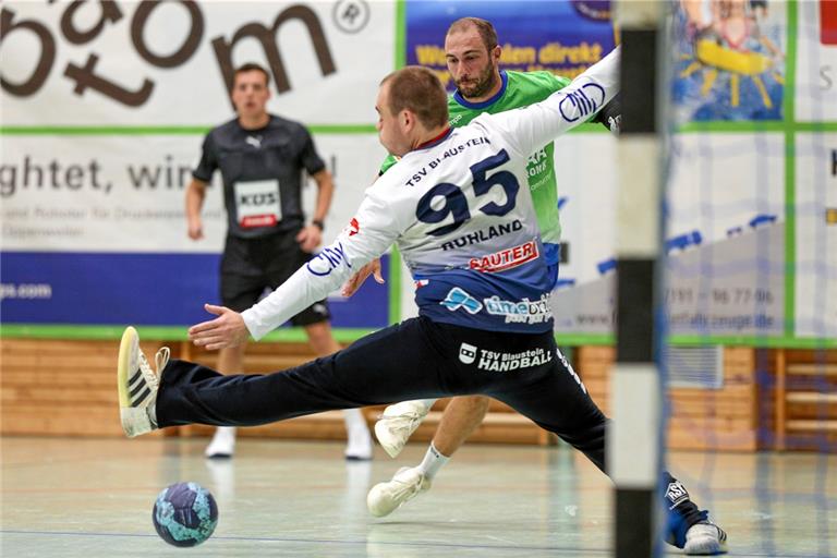 Florian Frank (grünes Trikot) will mit dem HC Oppenweiler/Backnang das Heimspiel erfolgreich gestalten. Foto: A. Becher