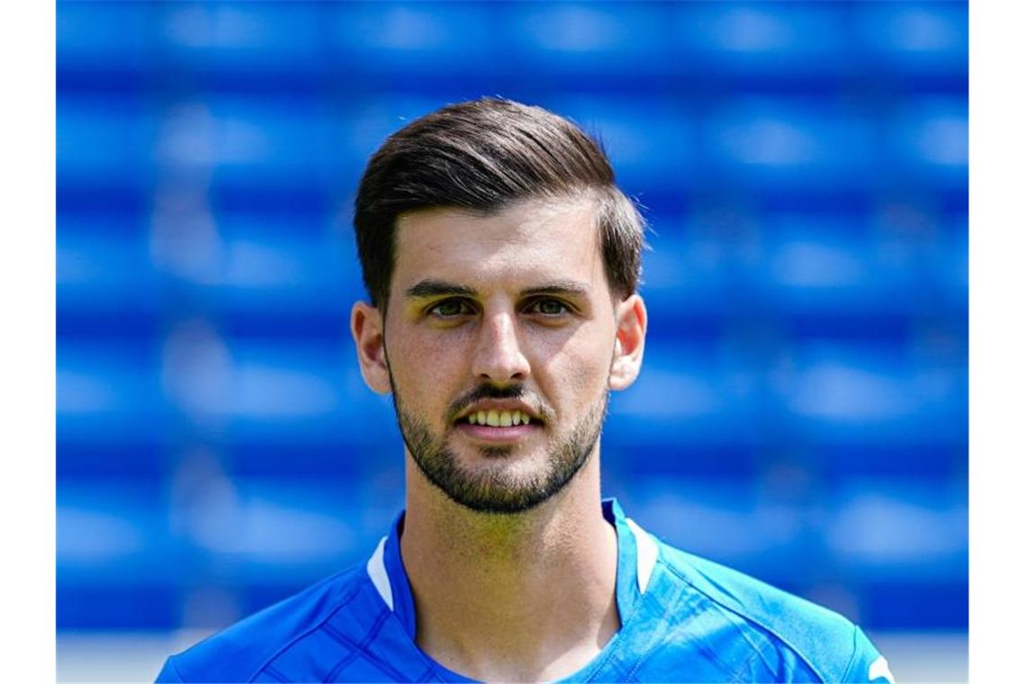 Florian Grillitsch vom TSG Hoffenheim steht im Stadion. Foto: Uwe Anspach/dpa/Archivbild