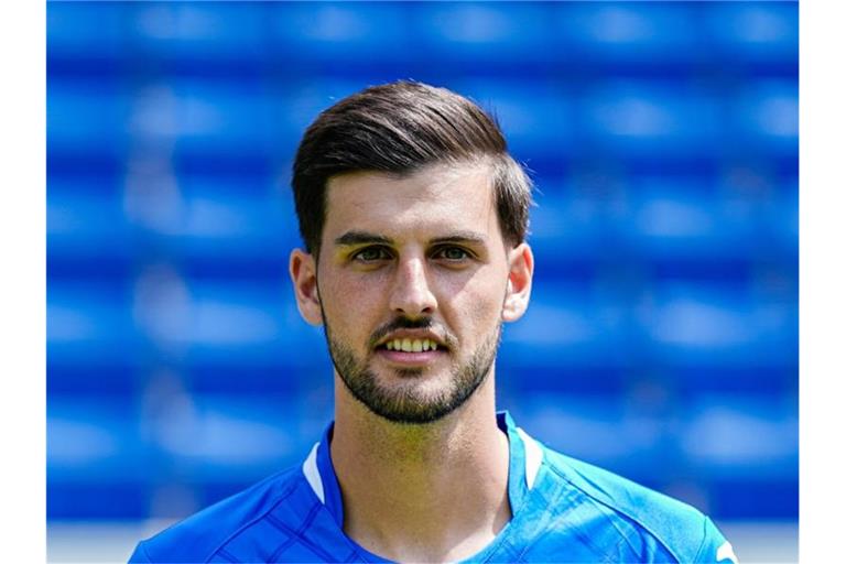 Florian Grillitsch vom TSG Hoffenheim steht im Stadion. Foto: Uwe Anspach/dpa/Archivbild