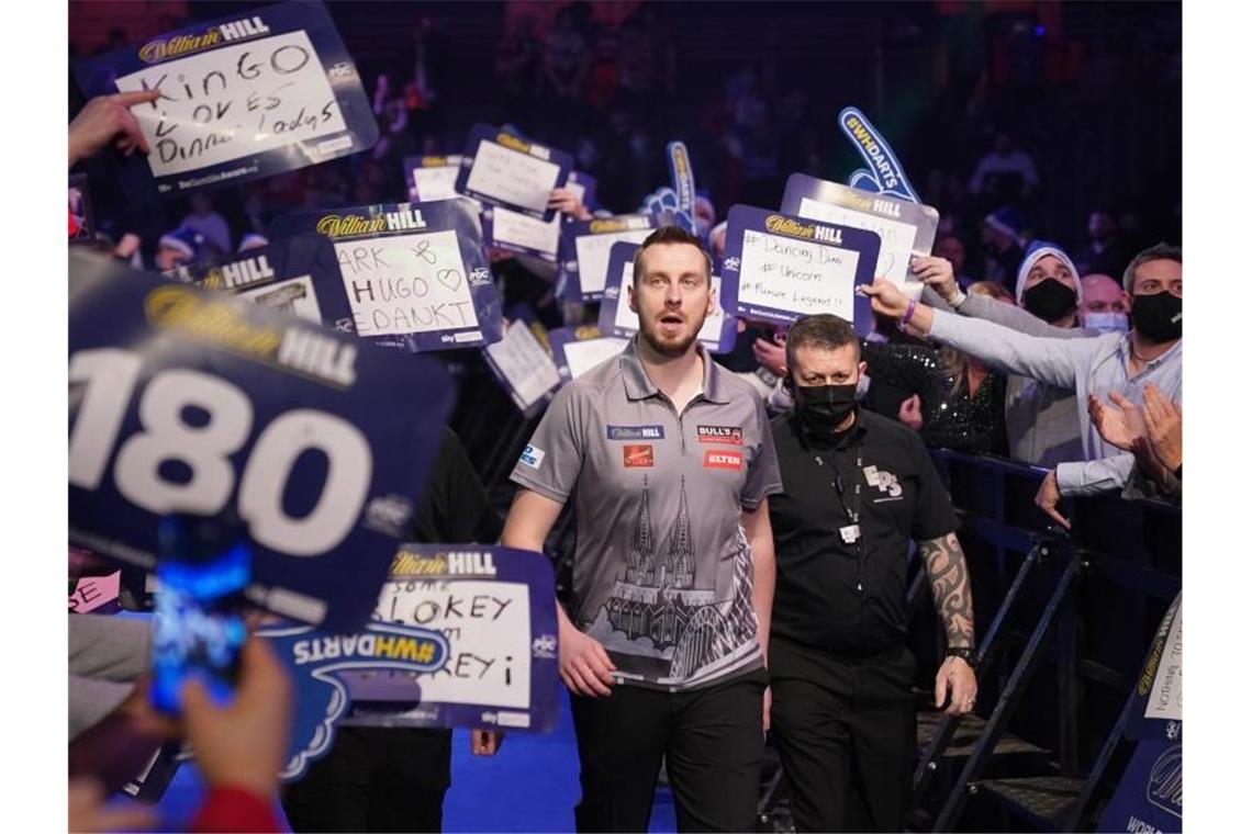 Match seines Lebens: Darts-Profi Hempel verblüfft bei WM Florian Hempel bei seinem Einlauf in den Alexandra Palace. Foto: Adam Davy/PA Wire/dpa