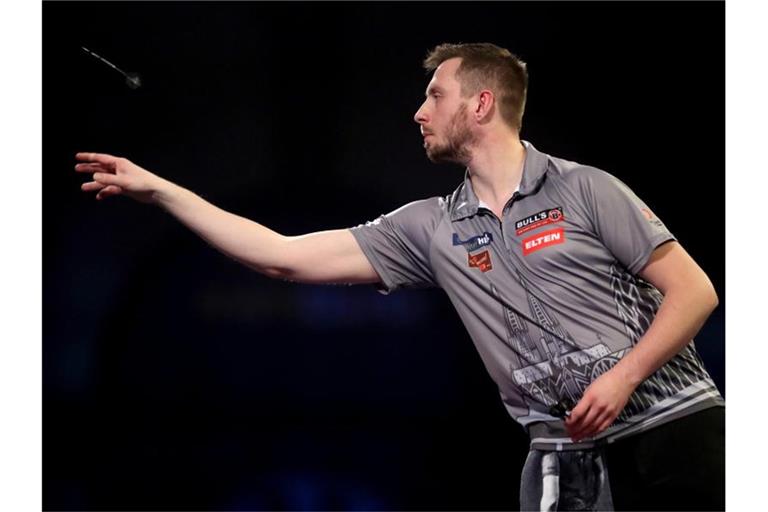 Florian Hempel während der 3. Runde der Darts-WM in Aktion. Foto: Bradley Collyer/PA Wire/dpa