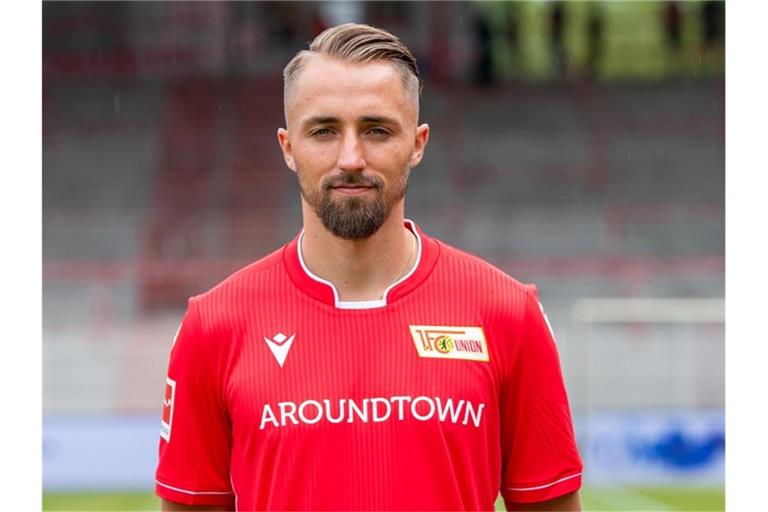Florian Hübner schaut bei einem Fototermin in die Kamera. Foto: Andreas Gora/dpa